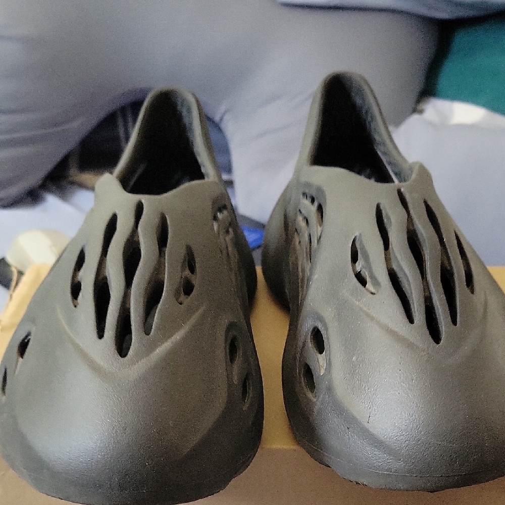 Yeezy FOAM RNR Size 12 Onyx - Used Good Condition - Og Box Slightly Damaged - Picture 2 of 5